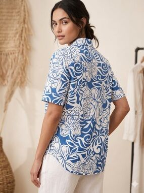 FINLEY Women's Blue and White Floral Short-Sleeve Shirt - Medium